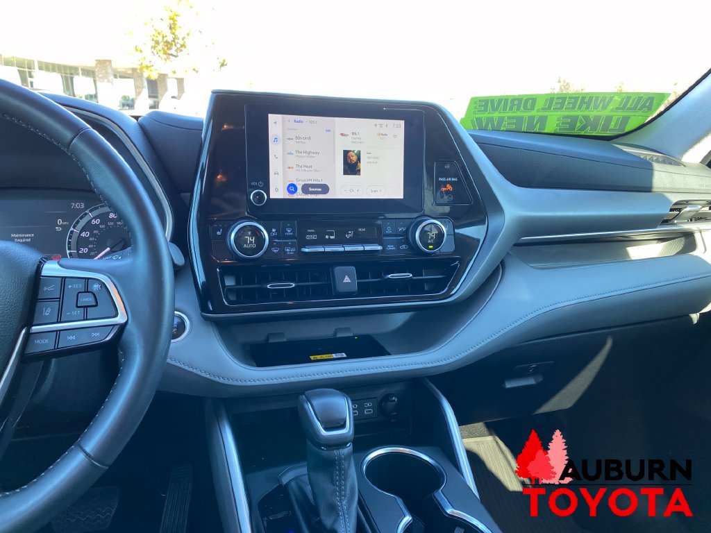 Used 2024 Toyota Highlander XLE AWD/4WD image 16