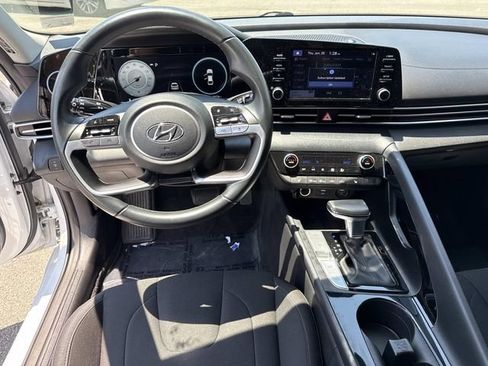 Used 2022 Hyundai Elantra SEL w/ Convenience Package FWD image 17