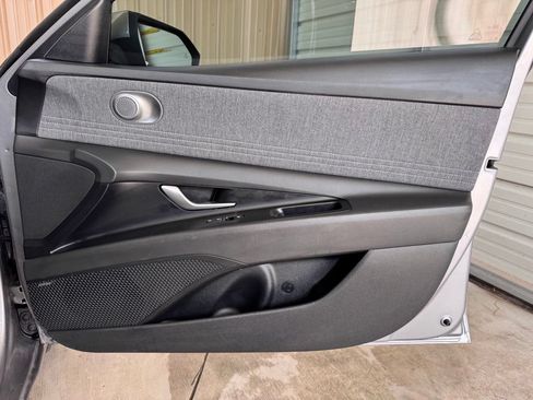Certified 2025 Hyundai Elantra Limited FWD image 22