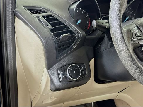 Used 2017 Ford Escape SE w/ Equipment Group 201A FWD image 8