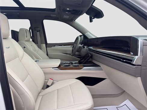 Used 2025 Cadillac Escalade Sport Platinum w/ LPO, ONYX Package image 17