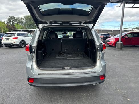 Used 2019 Toyota Highlander LE AWD/4WD image 11