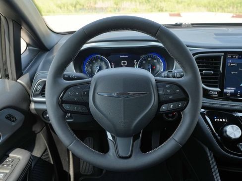 Used 2025 Chrysler Pacifica Limited FWD image 32