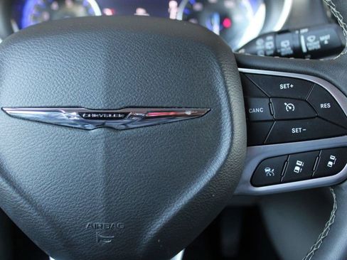 Used 2024 Chrysler Pacifica Touring-L FWD image 32