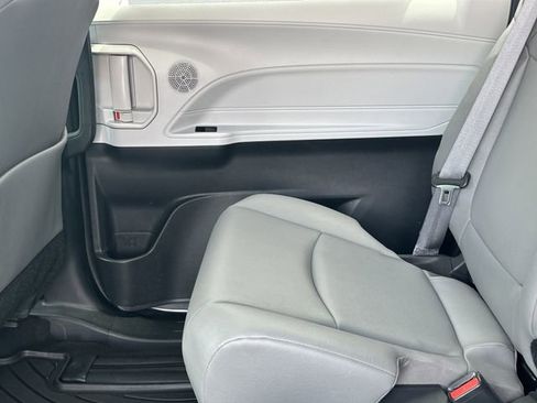Certified 2025 Toyota Sienna XLE w/ XLE Plus Package FWD image 6