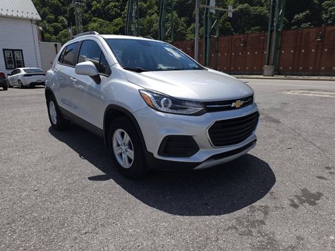 Used 2021 Chevrolet Trax LT w/ Premium Seat Package AWD/4WD image 2