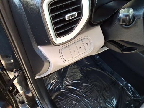 Used 2022 Hyundai Venue SEL image 13