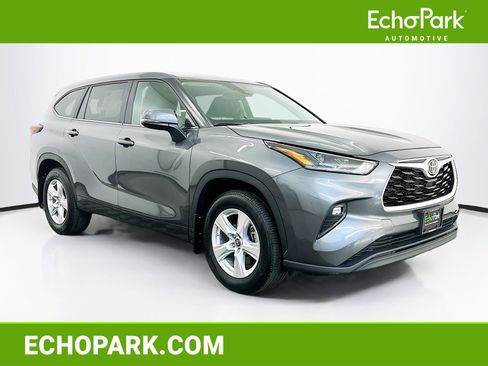 Used 2024 Toyota Highlander LE image 1