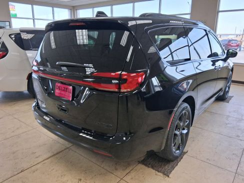 New 2026 Chrysler Pacifica Limited w/ S Appearance Package image 16