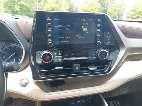 Used 2021 Toyota Highlander XLE FWD image 22