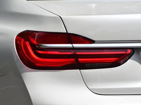 Used 2018 BMW 750i image 6