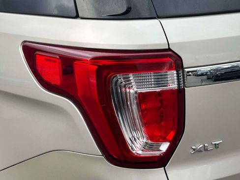 Used 2017 Ford Explorer XLT w/ Equipment Group 201A AWD/4WD image 8