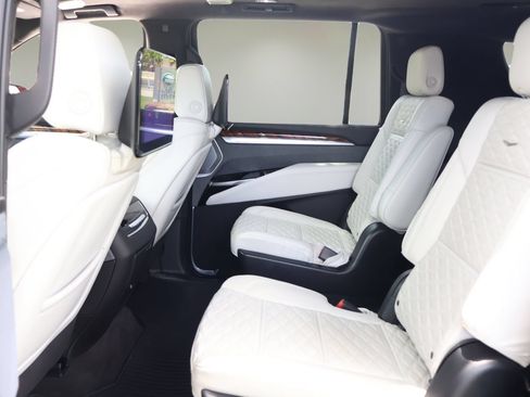 Certified 2025 Cadillac Escalade ESV Sport Platinum AWD/4WD image 12