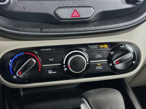 Used 2025 Kia Soul LX w/ LX Technology Package FWD image 23