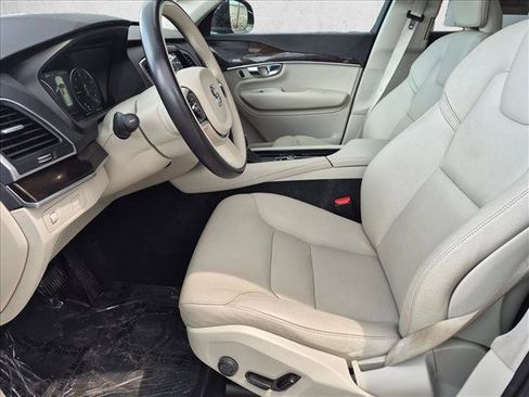 Used 2019 Volvo XC90 T5 Momentum w/ Multimedia Package AWD/4WD image 14