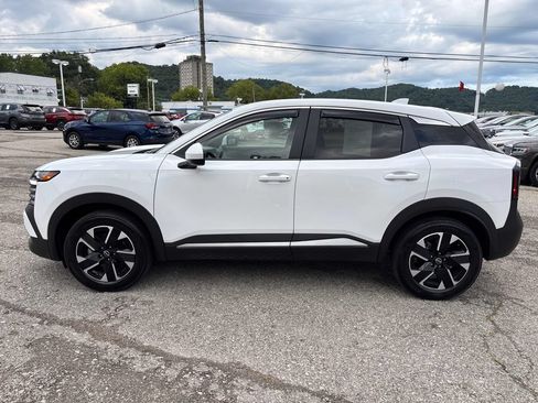 Used 2025 Nissan Kicks SV AWD/4WD image 2