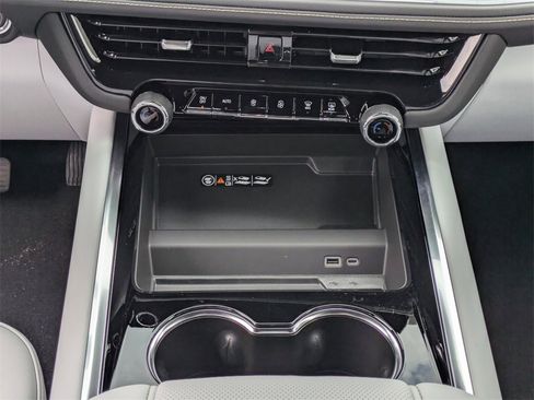 New 2025 Chevrolet Suburban Premier image 29