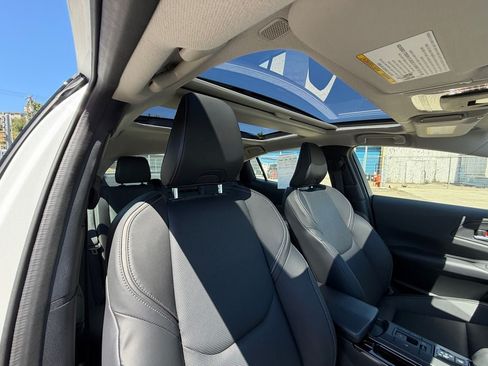 Used 2025 Toyota Prius AWD image 27