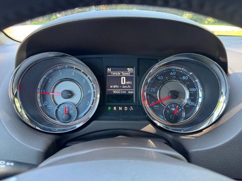 Used 2013 Chrysler Town & Country Touring-L w/ Entertainment Group #2 FWD image 27