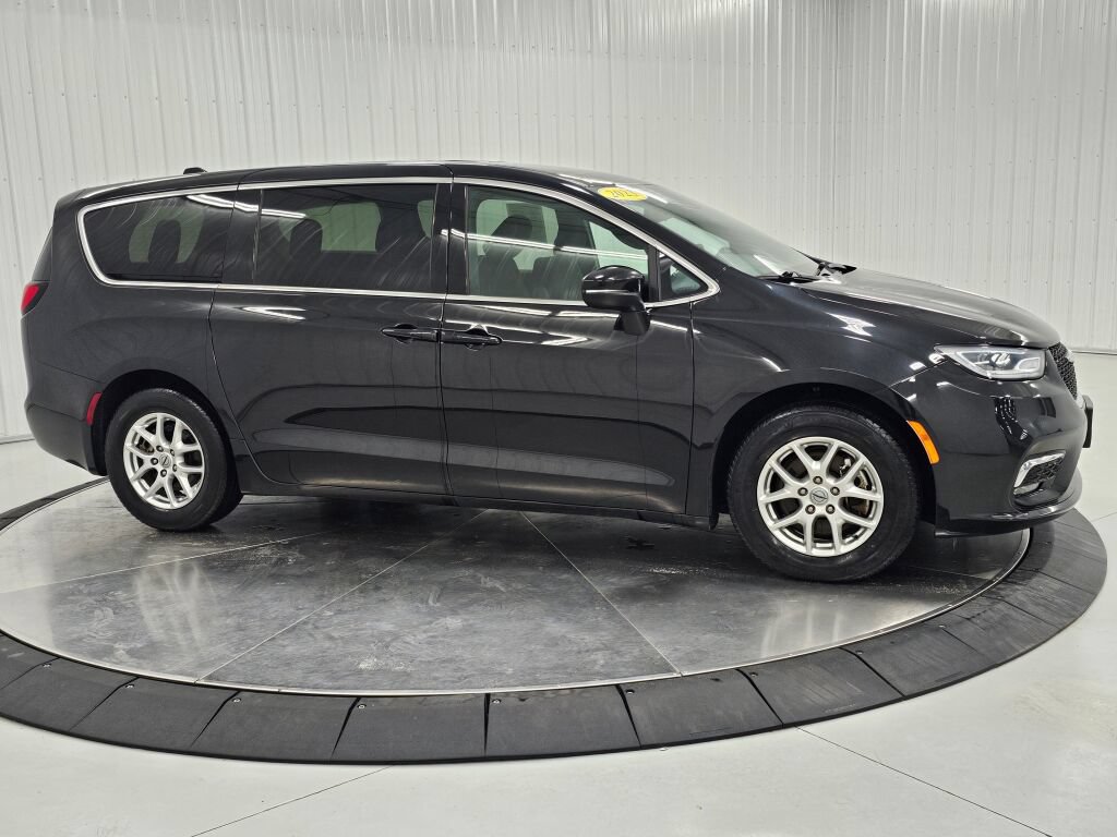 Used 2023 Chrysler Pacifica Touring FWD image 7