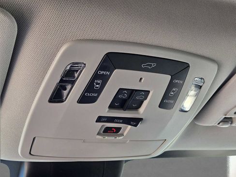 Used 2024 Toyota Sienna Limited FWD image 31