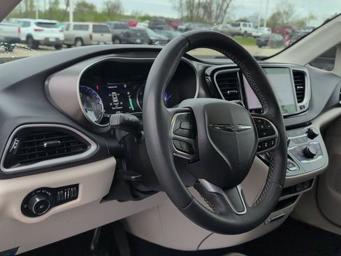 Used 2023 Chrysler Pacifica Touring-L FWD image 18