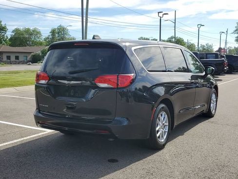 Used 2022 Chrysler Voyager LX FWD image 3