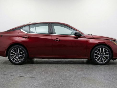 Used 2025 Nissan Altima 2.5 SV FWD image 11