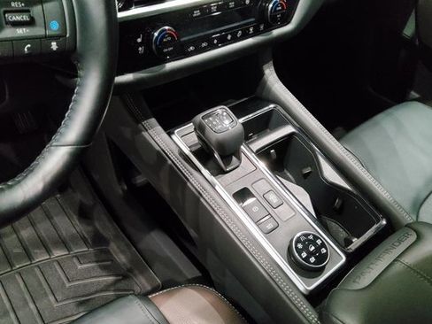 Used 2024 Nissan Pathfinder Platinum image 21