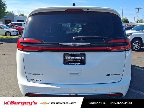 Used 2023 Chrysler Pacifica Touring-L FWD image 6