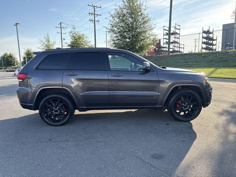 Used 2017 Jeep Grand Cherokee Altitude RWD image 10
