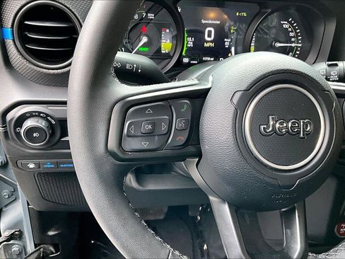 Used 2025 Jeep Wrangler Unlimited Rubicon 4xe image 19