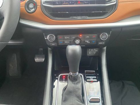 Used 2025 Jeep Compass Limited w/ Elite Group AWD/4WD image 18
