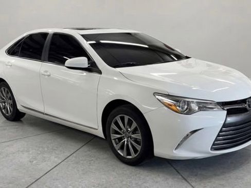 Used 2017 Toyota Camry SE FWD image 3