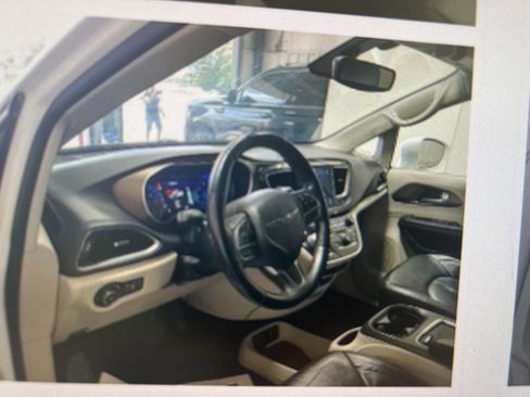 Used 2018 Chrysler Pacifica Touring-L Plus w/ Tire & Wheel Group FWD image 9