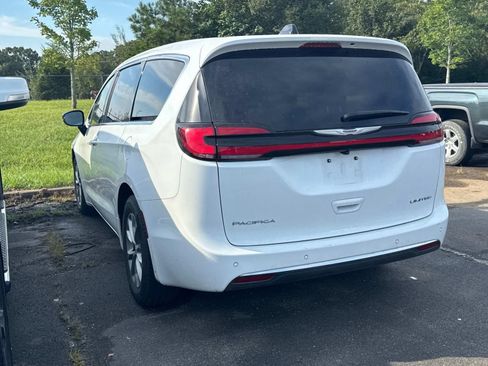 Used 2026 Chrysler Pacifica Limited FWD image 9