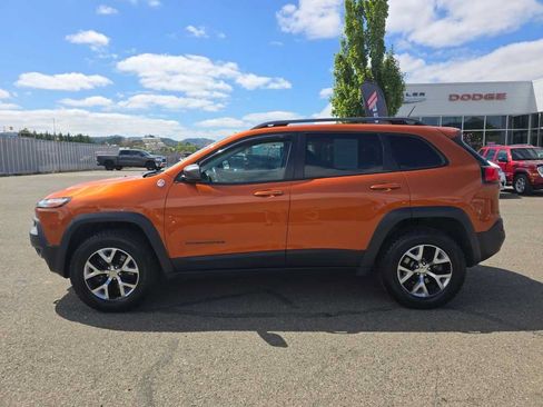 Used 2015 Jeep Cherokee Trailhawk w/ Leather Interior Group AWD/4WD image 2