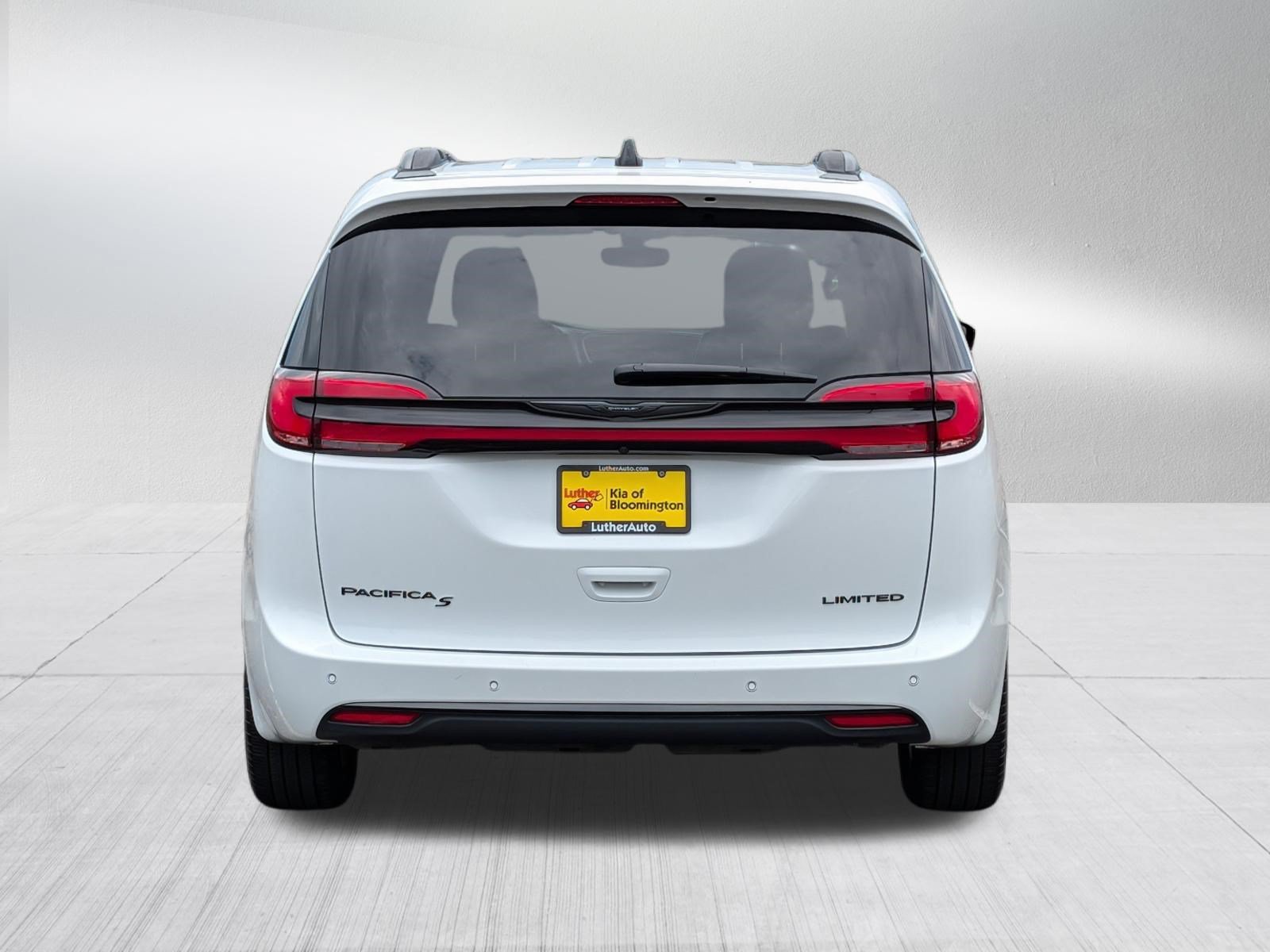 Used 2025 Chrysler Pacifica Limited FWD image 6
