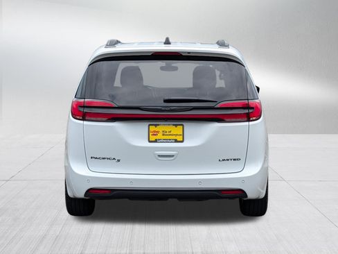 Used 2025 Chrysler Pacifica Limited FWD image 6
