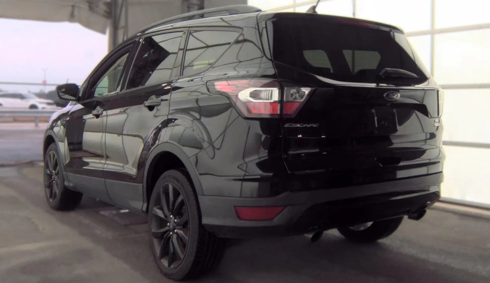 Used 2018 Ford Escape SE w/ SE Sport Appearance Package AWD/4WD image 6