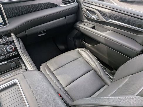 Used 2024 GMC Yukon XL Denali AWD/4WD image 18