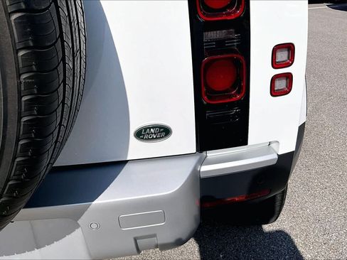 Used 2023 Land Rover Defender 110 S AWD/4WD image 9