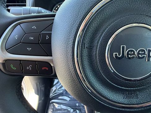 Used 2022 Jeep Renegade Latitude AWD/4WD image 19