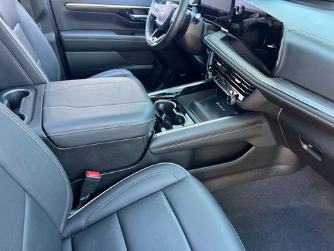 Used 2025 Chevrolet Tahoe Premier AWD/4WD image 16
