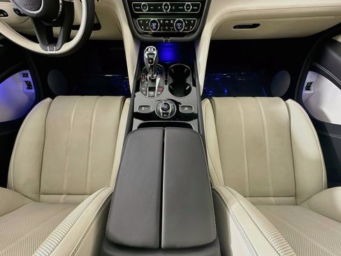 Used 2025 Bentley Bentayga AWD/4WD image 23