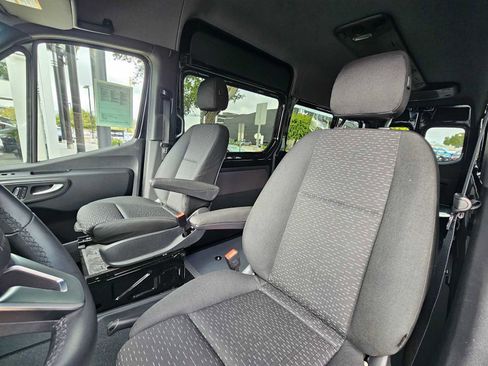 Used 2024 Mercedes-Benz Sprinter 4500 image 23