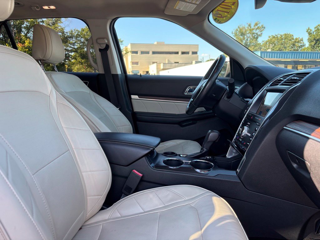 Used 2019 Ford Explorer Limited w/ Limited Luxury Package FWD image 33