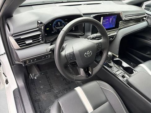 Used 2025 Toyota Camry SE image 13