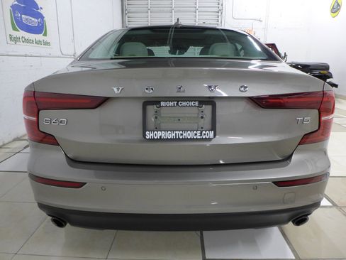 Used 2020 Volvo S60 T5 Momentum image 11