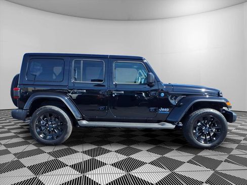Used 2025 Jeep Wrangler Sahara image 10